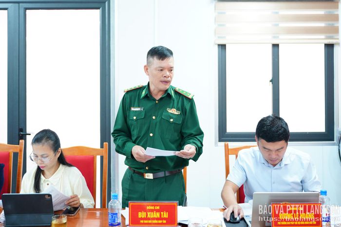 Phó Tham mưu trưởng Bộ đội Biên phòng tỉnh, thành viên đoàn giám sát trao đổi các nội dung tại buổi giám sát