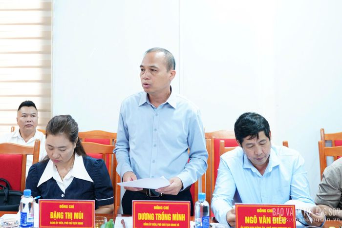 Phó Chủ tịch UBND xã Mẫu Sơn báo cáo kết quả thực hiện các nghị quyết của HĐND tỉnh trên địa bàn
