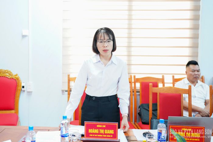 Phó Bí thư Thường trực Đảng ủy xã Mẫu Sơn giải trình, kiến nghị các nội dung với đoàn giám sát