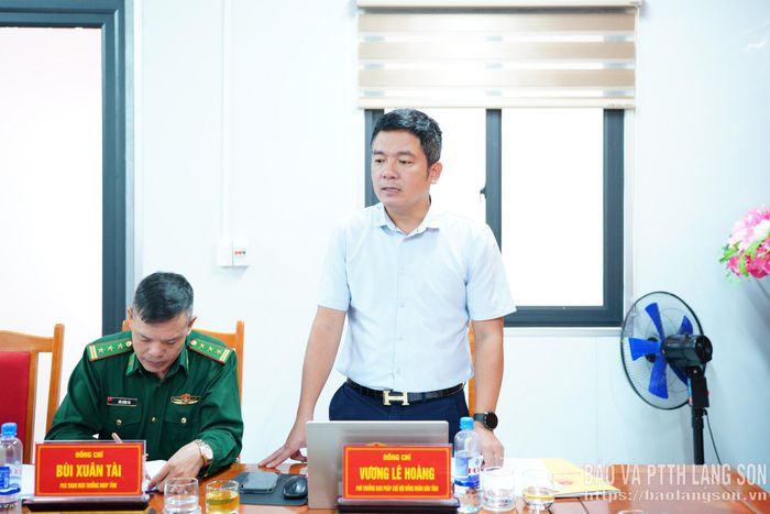 Phó Trưởng Ban Pháp chế HĐND tỉnh, thành viên đoàn giám sát phát biểu trao đổi các nội dung trong chương trình