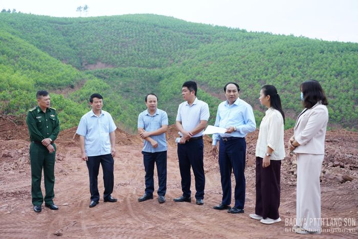 Đoàn giám sát khảo sát thực tế tại tuyến đường thôn Bó Luồng - Tằm Hán (xã Khuất Xá)