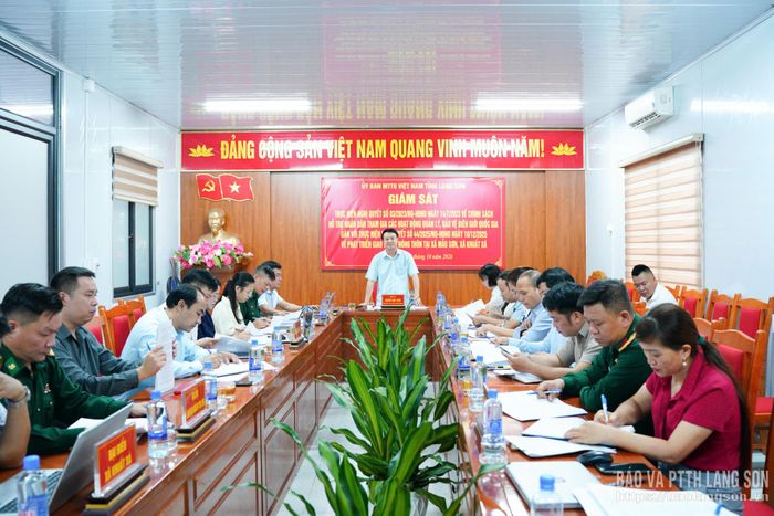Các đại biểu dự buổi giám sát