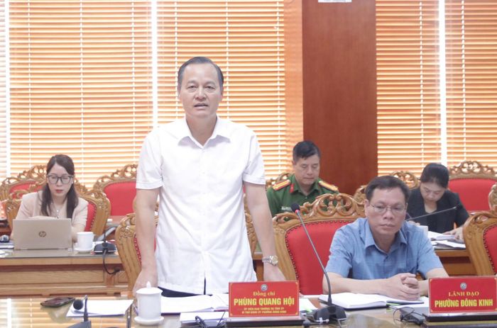 Đồng chí Phùng Quang Hội, Ủy viên Ban Thường vụ Tỉnh ủy, Bí thư Đảng ủy, Chủ tịch HĐND phường Đông Kinh phát biểu tại buổi làm việc