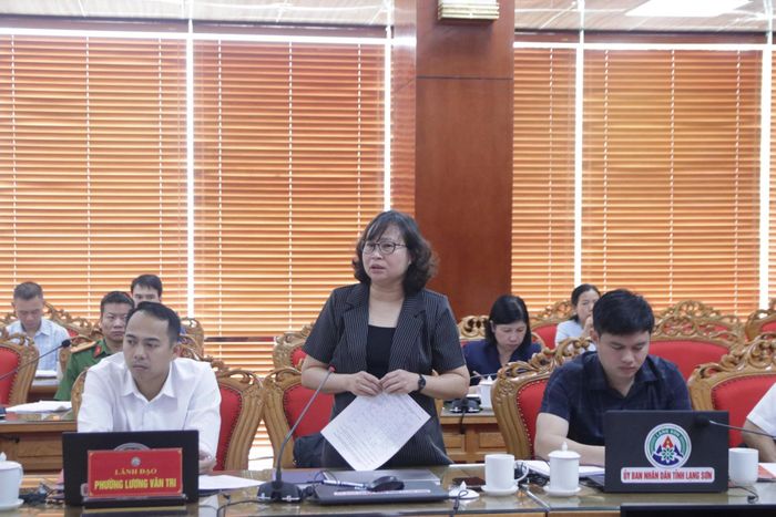 Lãnh đạo phường Lương Văn Tri báo cáo tại buổi làm việc