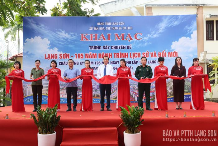 Các đại biểu cắt băng khai mạc trưng bày chuyên đề