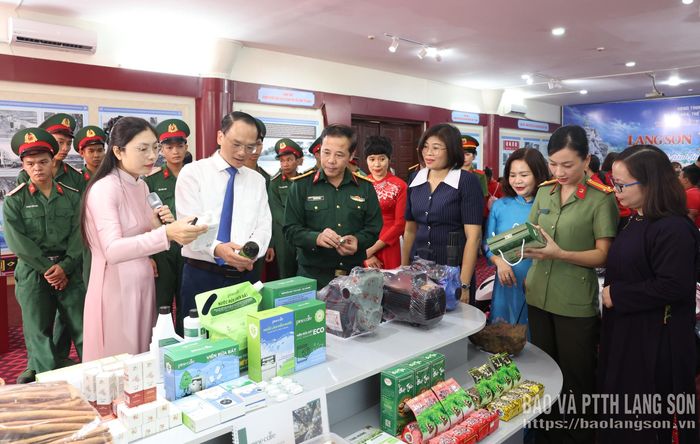 Các đại biểu tham quan, tìm hiểu về một số sản phẩm OCOP tiêu biểu của tỉnh tại gian trưng bày chuyên đề