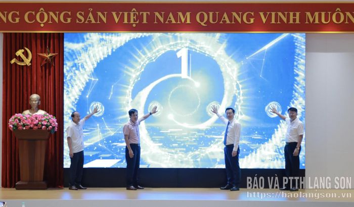 Các đại biểu nhấn nút phát động Cuộc thi ảnh, video clip “Ấn tượng di sản Yên Tử - Vĩnh Nghiêm - Côn Sơn - Kiếp Bạc”