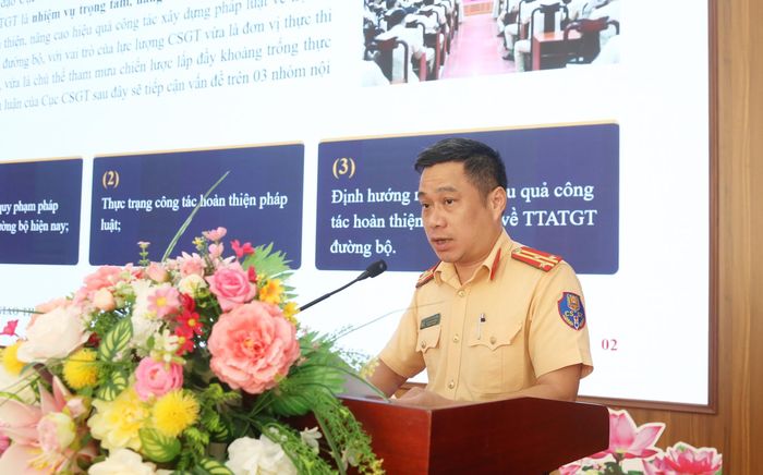 Đại diện Cục Cảnh sát giao thông (Bộ Công an) tham luận tại hội thảo