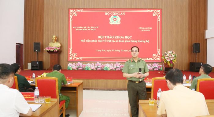 Trung tướng Phạm Công Nguyên, Cục trưởng Cục Pháp chế và Cải cách hành chính, tư pháp (Bộ Công an) điều hành tham luận tại hội thảo