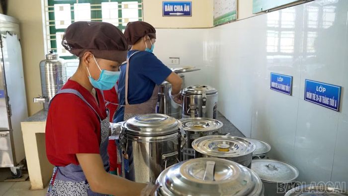 Nhà bếp chia suất ăn cho các lớp Trường Mầm non Tú Lệ, xã Tú Lệ.