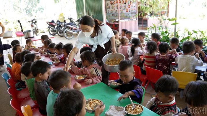 Điểm trường mầm non Tà Dông thuộc Trường Mầm non Tú Lệ, xã Tú Lệ tổ chức nấu ăn bán trú cho 100% trẻ.