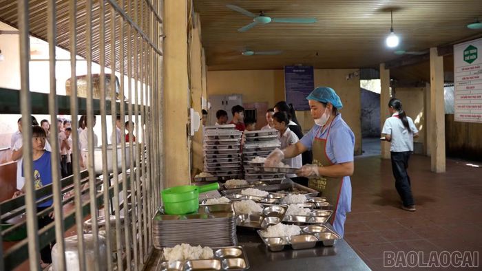Nhà bếp chia các suất ăn cho học sinh Trường Trung học cơ sở Lâm Giang, xã Lâm Giang.