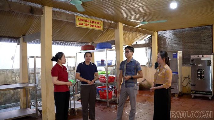 Ban Giám hiệu Trường Trung học cơ sở Lâm Giang, xã Lâm Giang thường xuyên kiểm tra bếp ăn tập thể, đảm bảo bếp luôn sạch sẽ, gọn gàng.