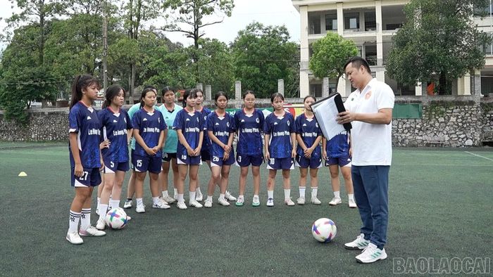 Thầy giáo Trần Văn Hội, giáo viên môn Giáo dục thể chất, hướng dẫn các cầu thủ Đội bóng đá nữ Trường THPT Lê Hồng Phong trong buổi tập luyện.