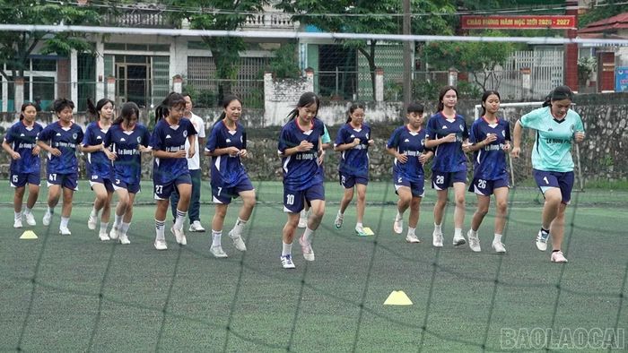 Kiều Anh và các thành viên trong đội bóng tập luyện