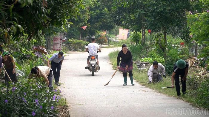 Người dân thôn Bản Lùng tích cực tham gia phong trào "Ngày thứ Bảy xanh”.