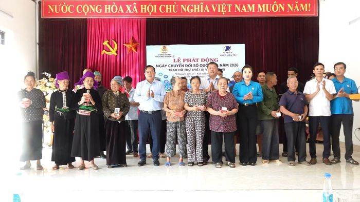 Trao điện thoại thông minh cho người dân có hoàn cảnh khó khăn.