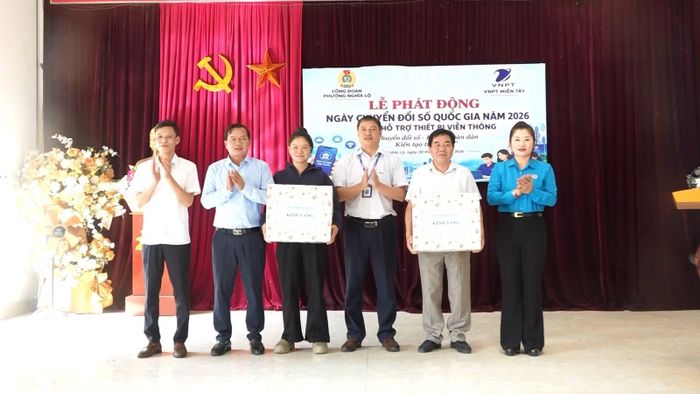 Trao 2 bộ máy tính cho Tổ dân phố Tân An và Tổ dân phố 3.
