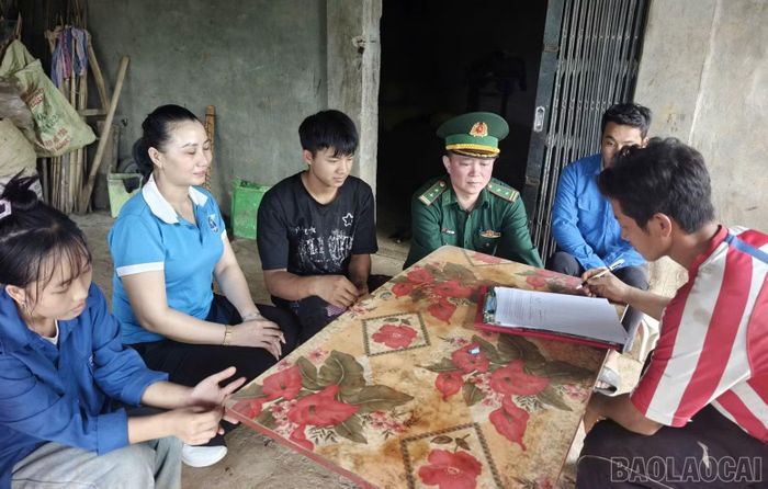 Người dân ký cam kết thực hiện các quy định của pháp luật về hôn nhân và gia đình.