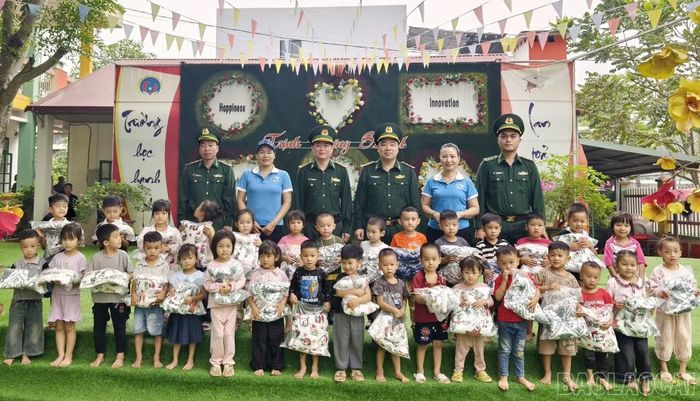 Đồn Biên phòng Trịnh Tường phối hợp trao tặng quà, chăn ấm cho học sinh các điểm trường mầm non trên địa bàn xã.