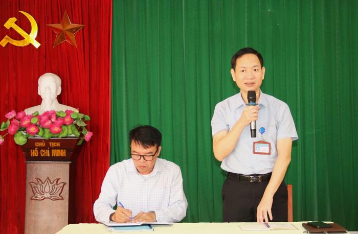 Lãnh đạo phường Âu Lâu tiếp thu ý kiến của người dân.