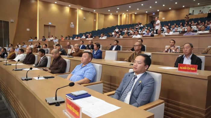 Các chức sắc, chức việc tôn giáo tham dự hội nghị.