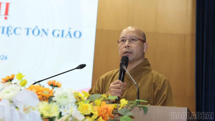 Thượng tọa Thích Minh Huy - Ủy viên Hội đồng Trị sự Giáo hội Phật giáo Việt Nam, Phó Trưởng ban Thường trực Ban Trị sự Giáo hội Phật giáo Việt Nam tỉnh Lào Cai, Trụ trì Chùa Tùng Lâm - Ngọc Am, phường Yên Bái phát biểu tại hội nghị.