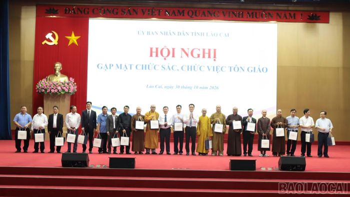 UBND tỉnh Lào Cai tặng quà chức sắc, chức việc tiêu biểu.