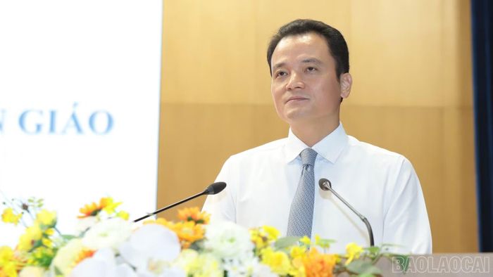 Đồng chí Giàng Quốc Hưng - Ủy viên Ban Thường vụ Tỉnh uỷ, Phó Chủ tịch UBND tỉnh phát biểu tại hội nghị.