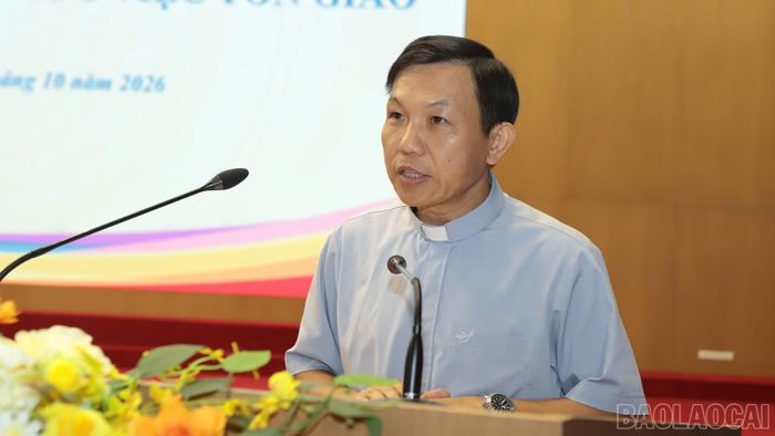 Linh mục Phạm Tiến Dũng - Chính xứ Giáo xứ Phình Hồ phát biểu tại hội nghị.