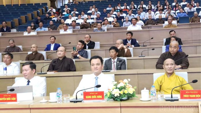  Đồng chí Giàng Quốc Hưng - Ủy viên Ban Thường vụ Tỉnh ủy, Phó Chủ tịch UBND tỉnh chủ trì hội nghị. 