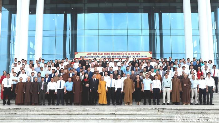 Đồng chí Giàng Quốc Hưng - Ủy viên Ban Thường vụ Tỉnh uỷ, Phó Chủ tịch UBND tỉnh cùng lãnh đạo Uỷ ban MTTQ Việt Nam tỉnh và các sở, ban, ngành của tỉnh chụp ảnh lưu niệm cùng các chức sắc, chức việc tiêu biểu.