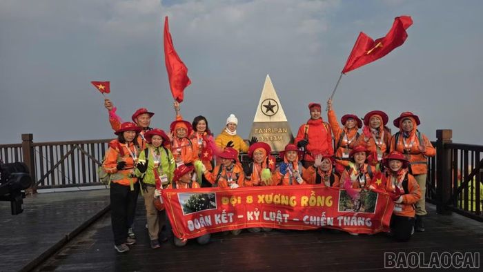 Đoàn khách du lịch Công ty Cổ phần Học viện Minh Trí Thành chinh phục đỉnh Fansipan bằng đường bộ.
