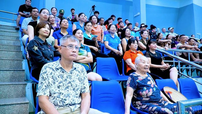 Đông đảo khán giả đến cổ vũ cho các đội thi đấu.