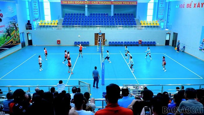Trận bán kết 2 giữa đội Cụm Lục Yến (bên phải) và Cụm Bảo Thắng (bên phải).