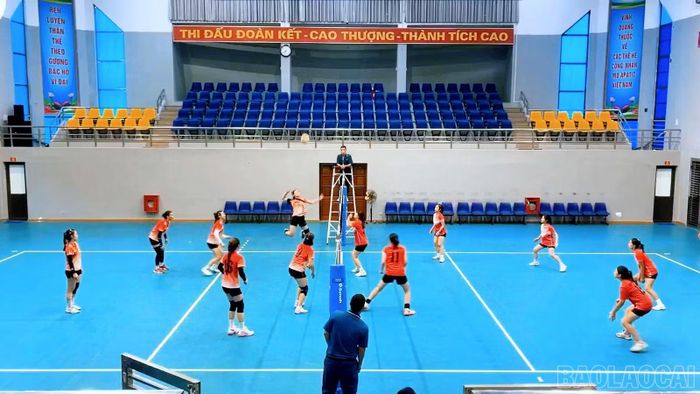 Trận bán kết 1 giữa đội Cụm Trấn Yên (bên trái) và Cụm Văn Bàn (bên phải).
