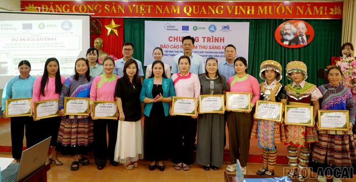 Trao giấy chứng nhận cho cá nhân, tổ chức tham gia chương trình.