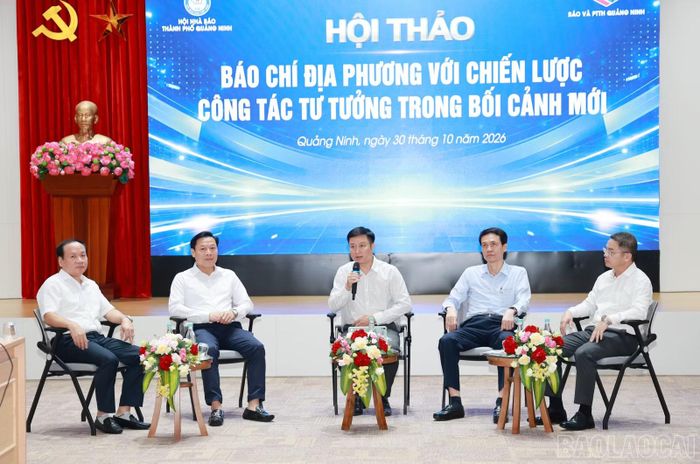 Đại biểu tham gia tọa đàm tại hội thảo với 2 phiên, trong đó phiên thứ nhất có chủ đề "Đi trước một bước trong truyền thông chính sách" và phiên thứ hai có chủ đề "Giữ vững dòng thông tin chủ lưu trong môi trường số".