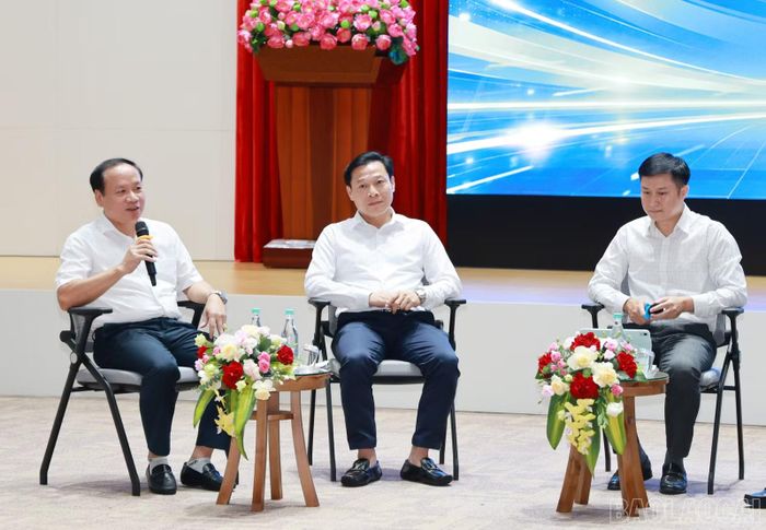 Đồng chí Nguyễn Tiến Tuấn - Phó Giám đốc Báo và Phát thanh, Truyền hình tỉnh Lào Cai phát biểu thảo luận tại hội thảo.