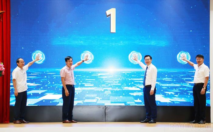 Đại biểu bấm nút phát động Cuộc thi ảnh, video clip “Ấn tượng Di sản Yên Tử - Vĩnh Nghiêm - Côn Sơn, Kiếp Bạc”.