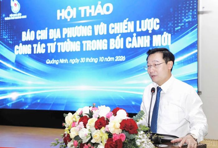 Nhà báo Nguyễn Thế Lãm, Giám đốc Báo và Phát thanh, Truyền hình Quảng Ninh, phát biểu khai mạc hội thảo.