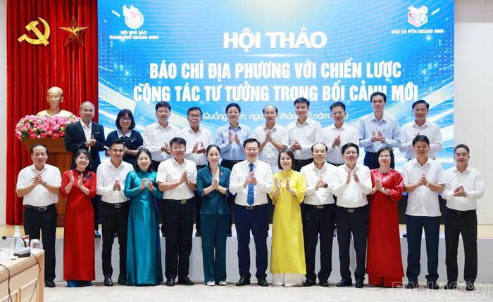 Đại biểu chụp ảnh lưu niệm tại hội thảo.