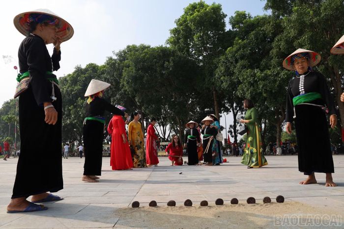 Du khách tham gia các trò chơi dân gian cùng với người dân ở Mường Lò.