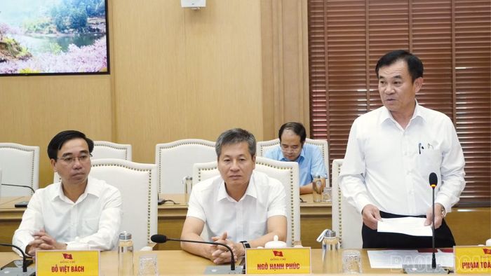 Đồng chí Phạm Toàn Thắng - Trưởng Ban Tổ chức Tỉnh ủy công bố các Quyết định của Ban Thường vụ Tỉnh ủy về công tác cán bộ.