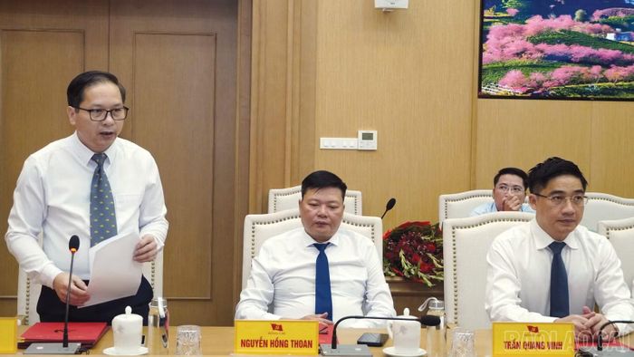 Đồng chí Hà Hùng Thịnh - Thành viên Ban nghiên cứu, tư vấn cơ chế, chính sách cho Ban Thường vụ Tỉnh ủy thay mặt các đồng chí được phân công, điều động phát biểu nhận nhiệm vụ.