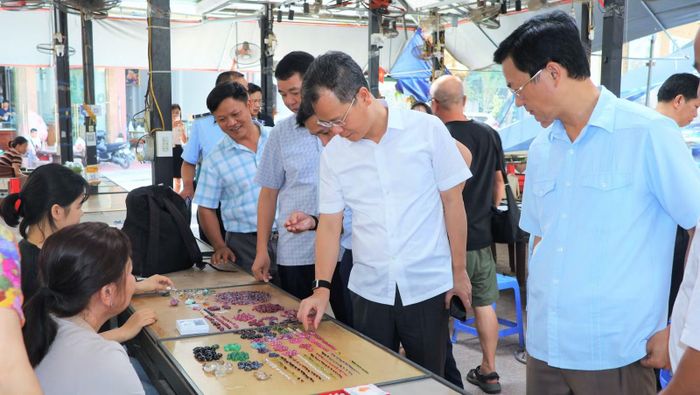 Phó Chủ tịch UBND tỉnh Nguyễn Thành Sinh cùng đoàn công tác kiểm tra thực địa tại chợ đá quý Lục Yên.