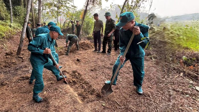 Lực lượng chức năng tiến hành khai quật, cất bốc các hài cốt liệt sĩ.