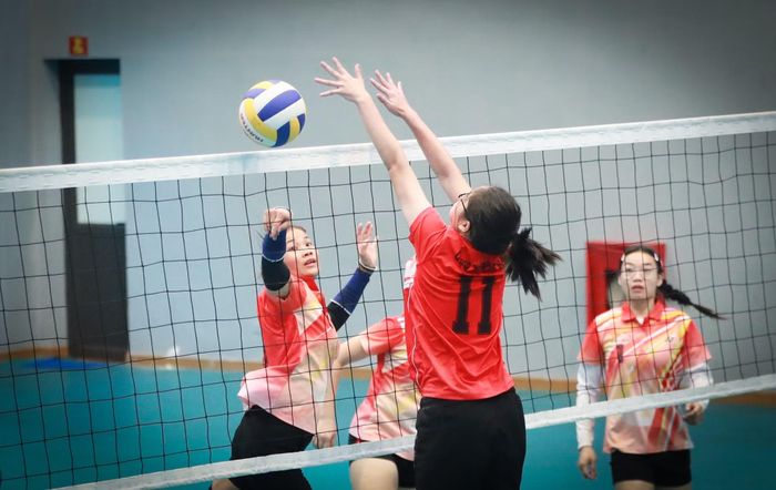 Các nữ vận động viên thi đấu quyết tâm trong những trận bán kết, tranh tấm vé vào chung kết.