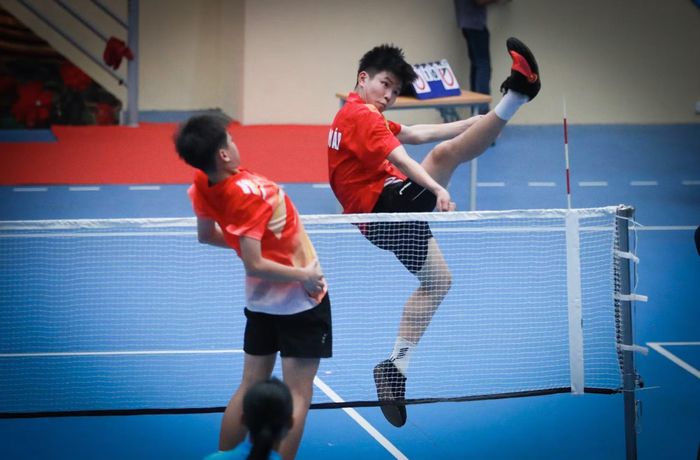 Những pha tung người đá cầu đẹp mắt.