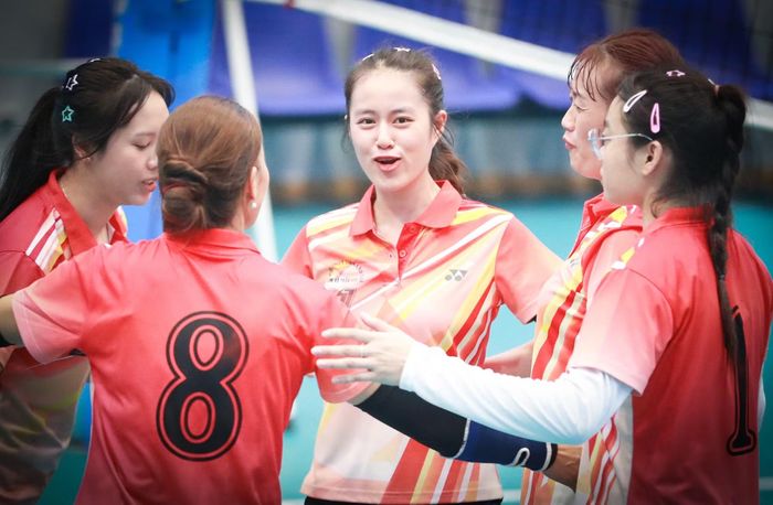 Niềm vui ghi điểm số của đội bóng chuyền nữ cụm xã Trấn Yên.